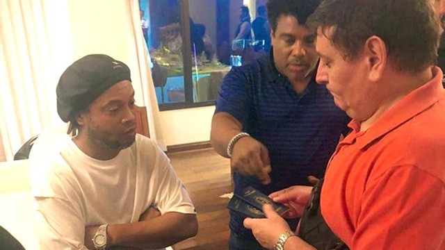 Ronaldinho bị bắt tại Pagraquay