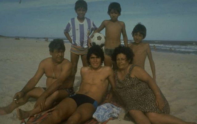 Maradona lúc nhỏ hàng sau ở giữa
