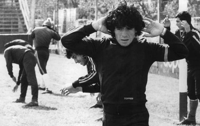Maradona luyện tập với Argentina Juniors - bệ phóng đầu tiên đưa anh đến đỉnh cao.