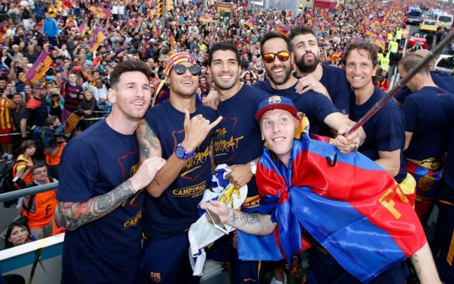 Messi, Neyma cùng một số cầu thủ khác chụp hình cùng fan 