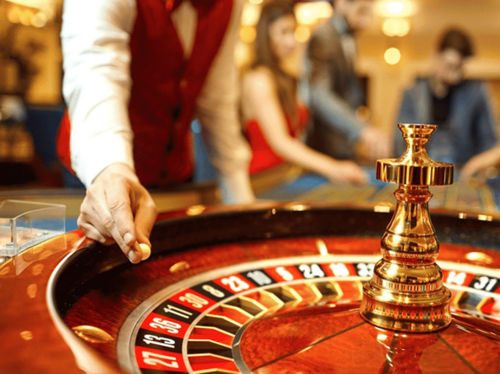 Người chia bài khởi động vòng quay và thả bóng trong trò roulette